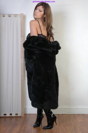 Samantha In Fur And Boots 6