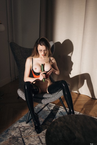 Samatha Rouge In Green And Fresh 14