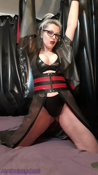 Selfie Time Rubber Geisha 8