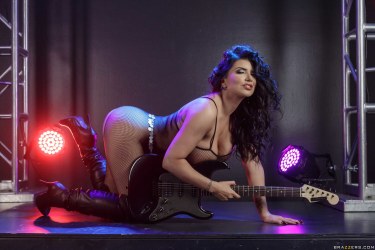 Sexy Rocker Babe Romi Rain 14