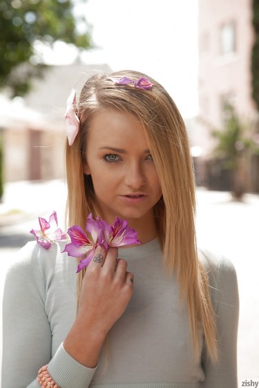 Supersexy Amateur Carmen Callaway In Public 7