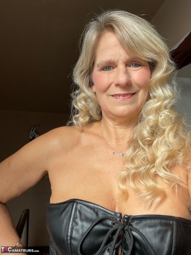 Sweet Susi In Leather And Boots 1