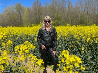 Sweet Susi Leather Milf 1