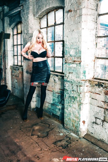 Valerie Fox In A Ruin 3