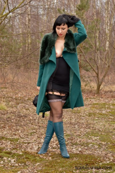 Wanilianna Flashes Outside 1